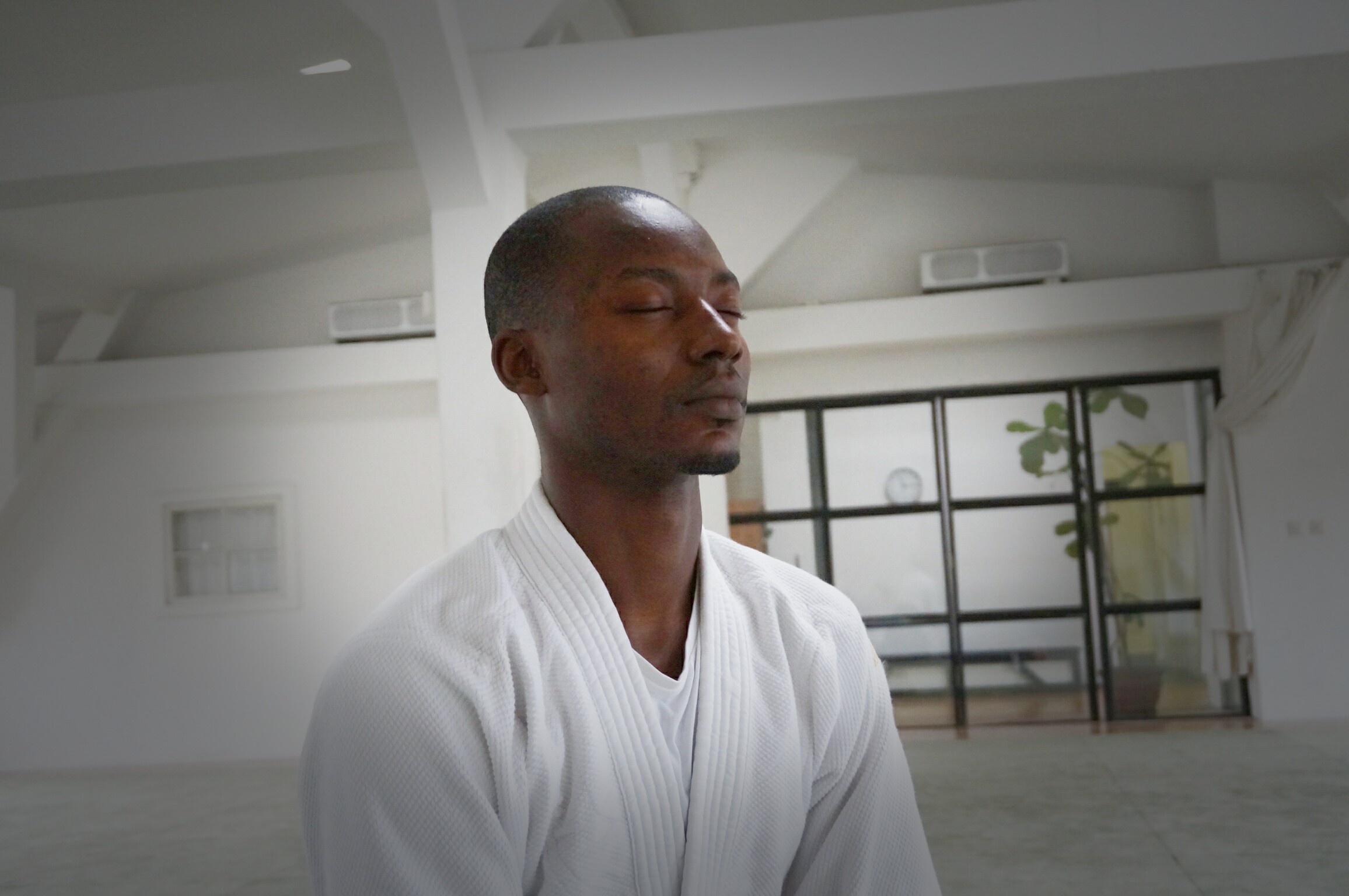 Pierre Dassi trainiert seit mehr als 20 Jahren Aikido und hat den 3. Dan Aikikai Honbu Dojo. Er hat an vielen Orten der Welt trainiert und seinen Stil verfeinert. Pierre's Aikido ist stark von Zen und dem gleichmäßigen Fließen allen Lebens geprägt.