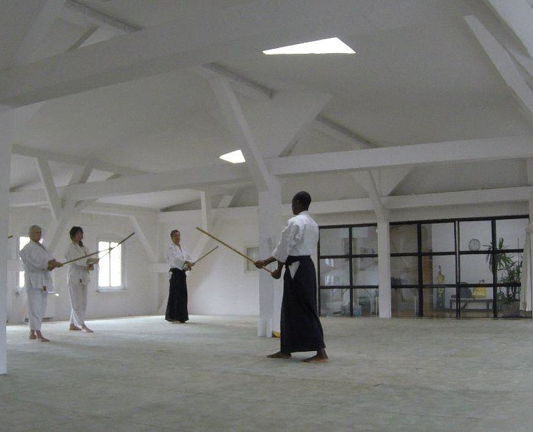 Ein Dojo ist ein Ort, an dem traditionelle japanische Kampfkünste wie Karate, Judo oder Kendo geübt werden. Dabei kann es sich um ein Gebäude oder einen Raum innerhalb eines Gebäudes handeln. Der Begriff „Dojo“ stammt aus dem Japanischen und bedeutet „Ort des Weges“. In einem Dojo werden nicht nur körperliche, sondern auch geistige und spirituelle Fähigkeiten trainiert.