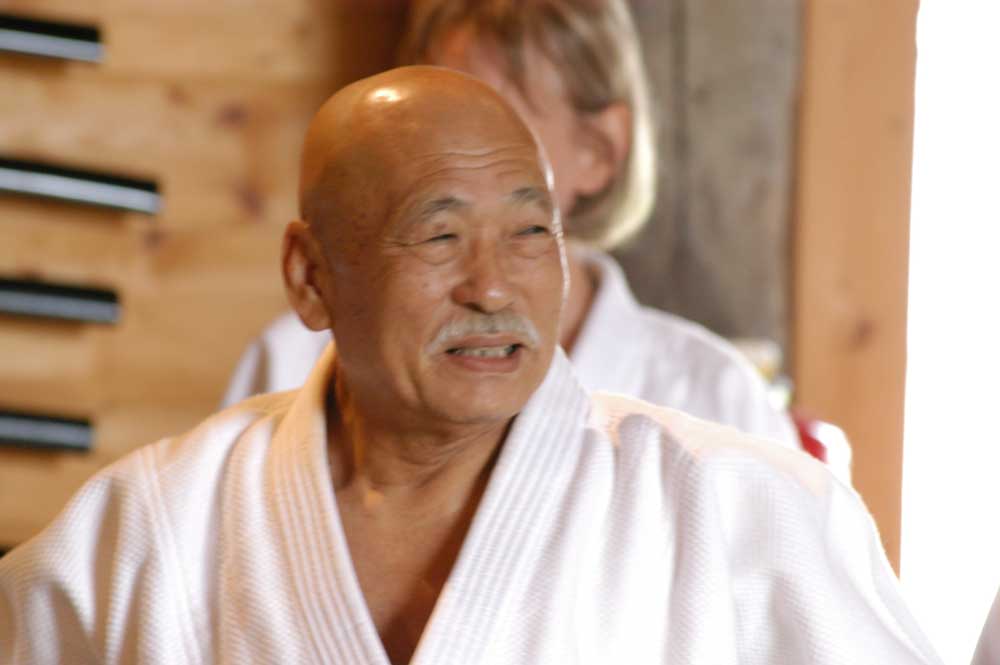 Nubuyuki Watanabe Sensei ist einer der letzten Schüler des Aikidobegründers Sensei Morihei Ueshiba. Er lehrte bis zu seinem 80. Lebenjahr im Honbu Dojo Tokio.